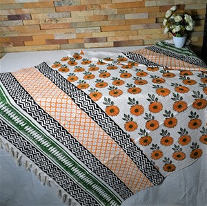 Plaid en coton biologique fait main, motif imprimé, pompons, léger, tricoté/tissé, design moderne, toutes saisons, pour voyage - Product Image 4