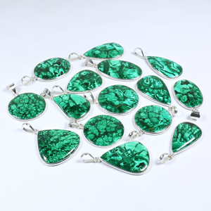 BISMILLAH GEMS Colgante Artesanal de Piedras Preciosas Mixtas Bañado en Plata, con Forma de Lágrima Audaz y Circular, Verde, Estilo Bohemio, con Mensaje de Paz - Product Image 2