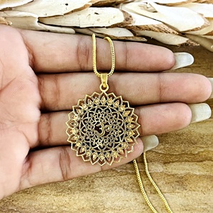 Pendentif Om Bohème au Design Unique, Bijou Spirituel en Laiton pour Femme, Plaqué Or 18 carats, Breloque Lotus Mandala Filigrane pour Vente en Gros OEM ODM - Product Image 2