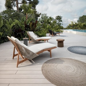 Chaise longue d'extérieur moderne en rotin avec structure en teck et coussins en tissu pour utilisation au bord de la piscine - Product Image 2