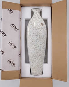 Jarrón de Piso Blanco Contemporáneo Premium con Patrón Abstracto Dorado, Accesorio Decorativo de Metal Hecho a Mano para Mesa - Product Image 4