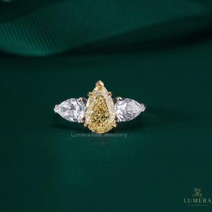 แหวนเพชรทรงหยดน้ำสีเหลืองแฟนซี 3.74 กะรัต ได้รับการรับรองจาก IGI จาก LUMERA FINE JEWELLERY แหวนหมั้นเพชรสามเม็ด - Product Image 1