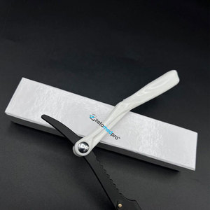 Rasoir droit en acier durable avec logo gravé sur mesure, noir et blanc, avec manche en plastique pour le rasage du visage - Product Image 4