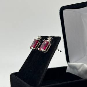 Boucles d'oreilles en rubis taille émeraude avec accents de saphir blanc, en argent sterling plaqué or, bijoux pierre de naissance de juillet, cadeau pour femme - Product Image 2