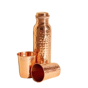 Botella de cobre que fomenta la hidratación regular al convertirse en un objeto de confianza en la rutina personal diaria. - Product Image 1