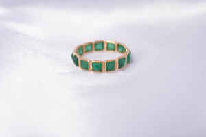 Anillo de Eternidad con Esmeralda Verde Natural de Corte Cuadrado en Oro Amarillo Sólido de 18K – Anillo Geométrico con Gema, Lujoso Anillo de Piedra de Nacimiento de Mayo - Product Image 4