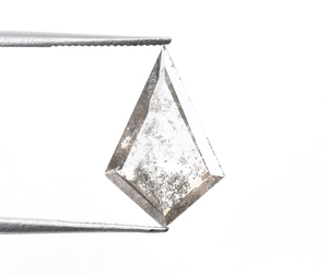 เพชรทรงว่าว 1.60 กะรัต เจียระไนแบบเกลือพริกไทย ฝังด้วยเลเซอร์ เพชรเลี้ยงในห้องปฏิบัติการ ขายดี รับประกันโดยผู้ตรวจสอบอิสระ - Product Image 3