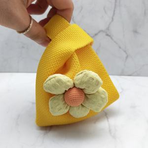 กระเป๋าถักขนาดเล็กสีเหลืองอ่อน มีลายดอกไม้ 3 มิติ ด้านหน้า ใช้เป็นกระเป๋าใส่เหรียญ กระเป๋าใบเล็กสำหรับวันเกิดหรือของที่ระลึก - Product Image 4