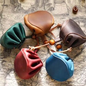 Bolsa de dados de cuero con logotipo y diseño personalizados para hombres y mujeres a precios económicos - Product Image 1