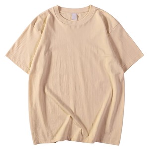 เสื้อยืดคอกลมแขนสั้นผู้ชาย สีแดง ทรงปกติ ผ้าเจอร์ซีย์คอตตอน 100% สีพื้น โลโก้ด้านหน้า ระบายอากาศได้ดี แบบถัก - Product Image 6