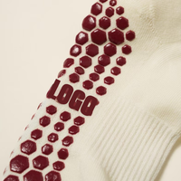 Vente en gros de chaussettes de cheville en coton pour femmes avec logo personnalisé, broderie de cerises mignonnes, antidérapantes, pour le yoga et les activités au sol