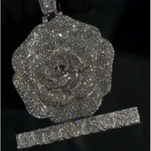 Colgante de plata de ley 925 con diseño de flor de rosa y letra, hecho a medida con diamantes de moissanita VVS, para unisex. - Product Image 1