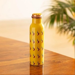 Bouteille d'eau en cuivre peinte à la main avec motif de piments jaunes, gourde de voyage portable - Product Image 1