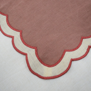 Serviette de table en lin classique rouge de luxe brodée 45x45cm à bord festonné, faite à la main, réutilisable et écologique pour la décoration de table à manger à la maison - Product Image 1