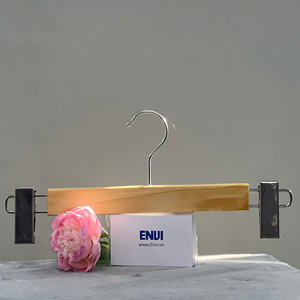 Perchas personalizadas de madera de pino OEM/ODM para ropa al por mayor perchas de madera con clip para pantalones y vestidos de fábrica de Vietnam - Product Image 6