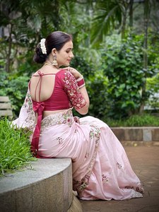 Sari Tradicional Gujarati de Seda NiMa Creations para Mujer, Bordado Floral Rosa, Largo hasta el Suelo, Corte Regular, para Bodas y Fiestas - Product Image 4