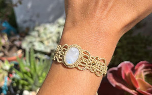 Pulsera de Macramé Dorado Hecha a Mano con Piedra Lunar, Brazalete Ajustable de Piedras Preciosas Estilo Boho para Mujer - Product Image 2