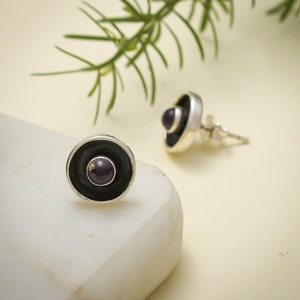 Boucles d'oreilles clous rondes en améthyste naturelle et onyx noir, élégantes, faites à la main, serties clos, bijoux en pierres précieuses naturelles - Product Image 2