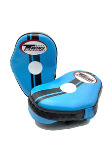 Guantes ergonómicos de cuero curvados para boxeo, MMA, entrenamiento de artes marciales, manoplas de entrenamiento para entrenadores. - Product Image 4