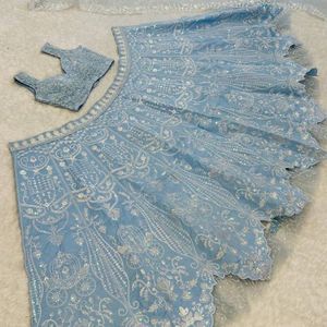Lehenga Choli de créateur en soie slub avec broderie Resham Dori et sequins arc-en-ciel, accompagné d'un dupatta en résille |   Ensemble de lehenga pour soirée - Product Image 5