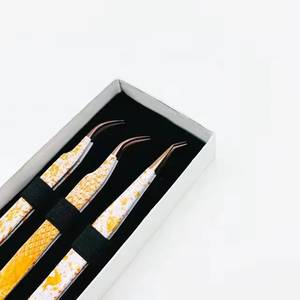 Pinces à cils de précision en acier inoxydable avec poignées à motifs jaunes, pointe lisse pour une application détaillée - Product Image 6