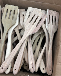 Espátula ranurada de madera vietnamita hecha a mano con madera natural para freír, voltear, revolver y preparar en la cocina a diario. - Product Image 6