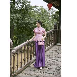 Nuevo Estilo de Blusa Ceremonial Vietnamita para Mujer - Motivo de Diosa Lunar y Conejo de Jade, Patrón Floral de Tulipán KPP24 - Product Image 1