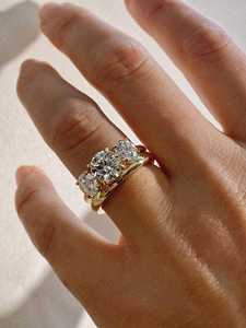 แหวนหมั้นเพชรทรงกลมเพาะเลี้ยงแบบสามเม็ด – ทองคำแท้ 14K หรือเงินสเตอร์ลิง - Product Image 2