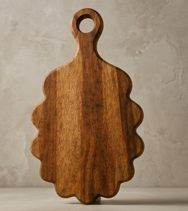 Planche de service de luxe en bois de manguier festonné, planche à découper moderne à bords ondulés avec trou de suspension, plateau à fromage - Product Image 4