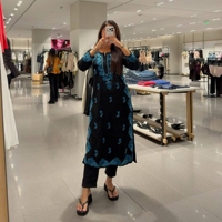 Elegante Conjunto de Kurti y Pantalón de Seda Romana con Bordado de Hilo, Prendas Festivas Cómodas y Completamente Cosidas
