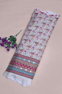 Tela Crepé Natural Blanca con Estampado Floral Buta y Borde Ornamental Pesado para Material de Vestido Kurti, Prenda Étnica - Product Image 5