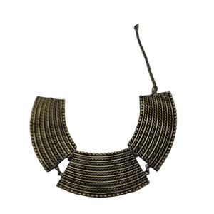 Collar elegante hecho a medida de cuerno y resina, joyería inspirada en la naturaleza con un toque artístico. Ideal para regalar y para fiestas - Product Image 1