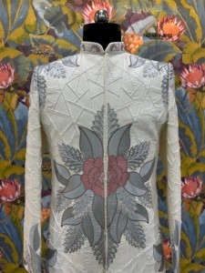 Traje de novio con cuello mandarín, tela Divine Touch, color crema, Sherwani de alta densidad con codificación de hilos múltiples. - Product Image 3