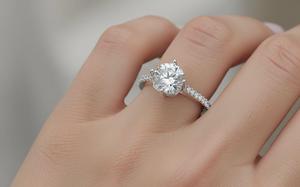 Anillo de compromiso solitario de moissanita clásico de lujo en tono plateado con corte cojín y piedras laterales engastadas en pavé para mujer - Fiesta de aniversario - Product Image 6