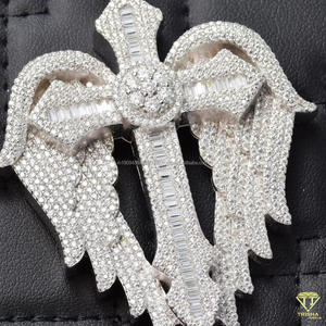 Colgante de Cruz Alada 3D Premium con Diamante Moissanita Baguette, Plata de Ley 925, Joyería de Alta Gama Totalmente Adornada - Product Image 3