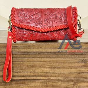 Cartera Cruzada de Cuero Genuino Hecha a Mano para Mujer, con Grabado Floral, Ranuras para Tarjetas, Correa de Muñeca y Bolsillo con Cremallera - Product Image 1