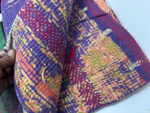 Jetés Kantha recyclés faits à la main, couvertures en patchwork de coton vintage, couvre-lits bohèmes pour la décoration intérieure, vente en gros de textiles de maison - Product Image 4