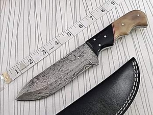 Couteau de camping et de survie en acier Damas fait main, avec lame personnalisée, pour le camping et les activités de plein air, couteau de survie avec étui en cuir gratuit - Product Image 1