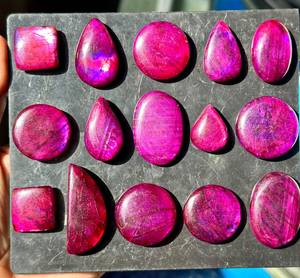 Pierres précieuses synthétiques en labradorite teintée violet, formes variées, irisées, polies, pierres en vrac pour la création de bijoux - Product Image 1