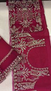ชุดเลเฮนกาโชลีปักลายสีมารูนสำหรับเจ้าสาว พร้อมผ้าคลุมไหล่เน็ต – งานปักดิ้นทองและเลื่อมอย่างประณีต ชุดแต่งงานดีไซเนอร์สำหรับผู้หญิง - Product Image 6
