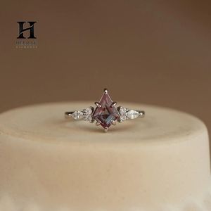 Anillo de Compromiso y Boda Personalizado con Diamante Morado Corte Pera Cultivado en Laboratorio, Oro Blanco de 14K con Acento Marquesa para Mujer - Product Image 5
