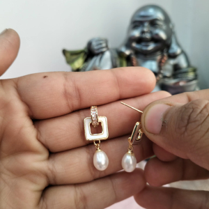 Boucles d'oreilles pendantes en perles d'eau douce, géométriques carrées, plaquées or, anti-ternissement, fabricant et fournisseur en gros de bijoux - Product Image 2