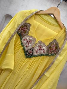 Ensemble indien pakistanais en soie brodée jaune, tissu lourd, tunique longue, pantalon et dupatta, séchage rapide, tenue traditionnelle pour femme, idéal pour les fêtes - Product Image 6