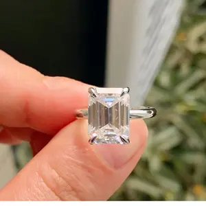 Cincin berlian Moissanite potongan zamrud 3 karat kualitas tinggi 10k perhiasan pernikahan emas putih harga pabrik berlapis Rhodium perak dia