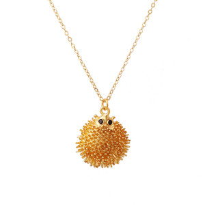 Collar de Latón Chapado en Oro de 18K con Colgante de Erizo de Mar y Pez Puffer Texturizado, con Engaste de Ónix Negro en Bisel y Diseño de Ojo, Inspirado en el Océano, Único - Product Image 1