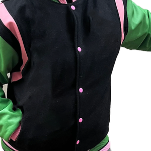 เสื้อแจ็คเก็ตวาร์ซิตี้พรีเมียม แต่งริบบิ้นขนสัตว์ ปักลาย ตัวอักษร สำหรับผู้หญิง ทรงบอมเบอร์ ป้องกันลม พร้อมระบบทำความร้อน งานปักแบบวินเทจ  บริการ OEM - Product Image 6