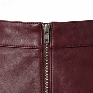 Jupe trapèze en similicuir pour femme, longueur genou, couleur unie, style minimaliste, brillante, taille normale, toutes saisons - Product Image 4