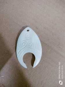 Colgantes de hueso hechos a mano con detalles tallados únicos para la creación de joyas, accesorios de moda, manualidades y colecciones artesanales. - Product Image 2