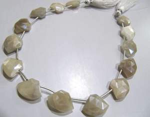 Perles de pierre de lune blanche naturelle AB Mystic, forme diamant, 10 pouces de long - Product Image 1