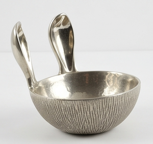 Bol décoratif moderne en métal avec poignées en forme d'oreilles de lapin, design poli fait main, pour la vaisselle, cadeau, accent élégant pour la table - Product Image 4